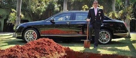 巴西富翁将名车埋入地下准备死后开