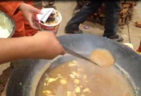 鲁甸震中食品匮乏 救援人员用浑水煮面