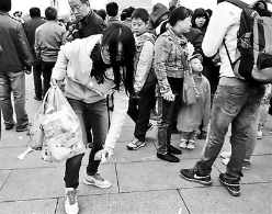 北京天安门垃圾量降30% 学生主动捡垃圾