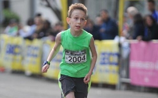 10岁小孩破半马世界纪录 马拉松纪录屡刷新