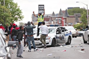 美国巴尔的摩骚乱15名警察受伤 27人被捕