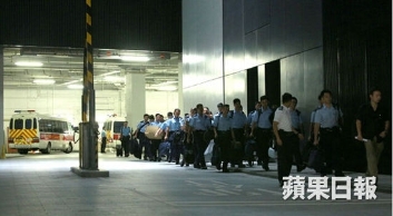 香港200名警察进入立法会 防激进人士冲击