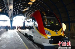 中国造动车组在欧洲开跑 马其顿总理试乘