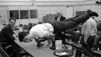 加拿大总理瑜伽照走红 美媒：普京遇对手