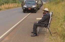 乌干达总统路边打个电话 瞬间变“网红”