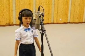 在G20峰会文艺演出上放歌的8岁女孩是谁