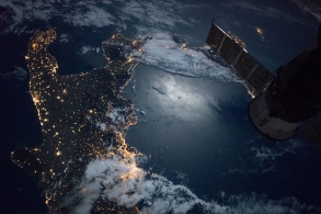宇航员地球夜景：灯火辉煌 海水如镜