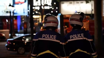 法香榭丽舍大街恐袭3名警察死伤 IS负责