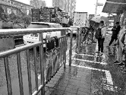 共享雨伞现北京街头 APP获取密码可使用