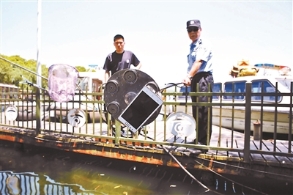 黄金周：杭州西湖民警自制捞手机神器