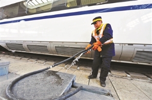 高铁上水工日行超40公里 只为乘客一杯开水
