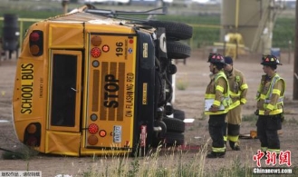 美国一辆卡车与校车相撞导致19名孩子受伤