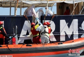 意大利海警船载177名难民靠岸 被拒绝登陆