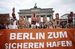 德国爆发游行示威：要求柏林参院接收难民