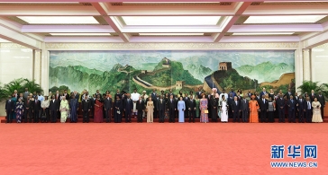 习近平和彭丽媛欢迎出席峰会外方领导人夫妇