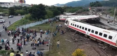 早新闻：台湾普悠玛列车翻覆致百余人伤亡