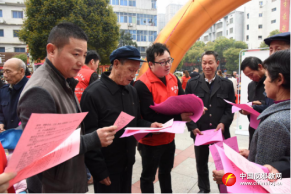 江西省上高县在综治宣传月开展反邪教活动
