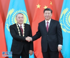 习近平为哈萨克斯坦首任总统颁授友谊勋章