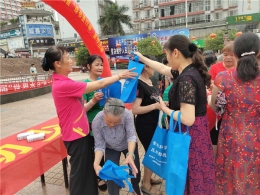 广西忻城县借助绿书签行动开展反邪教宣传