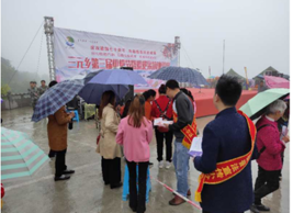 四川长宁县在“枇杷节”开展了反邪教宣传