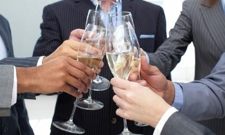 年底应酬增多 喝酒前做4件事减少酒精伤害
