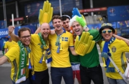 欧洲杯：瑞典爱尔兰球迷合唱 让暴力靠边