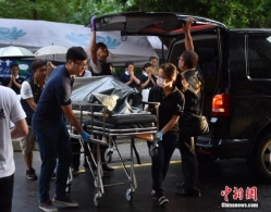 图文:台湾游览车起火26人罹难 逃生门异常