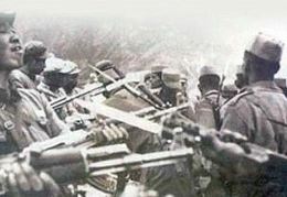 中印边界自卫反击战：战士用双腿堵机枪