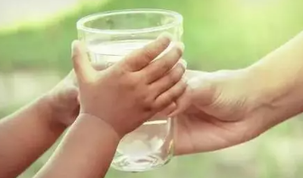 给孩子喝水不当易引起积食？喝水避开3时间