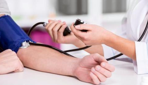 高血压患者夏季勿擅自停药 需坚持监测血压