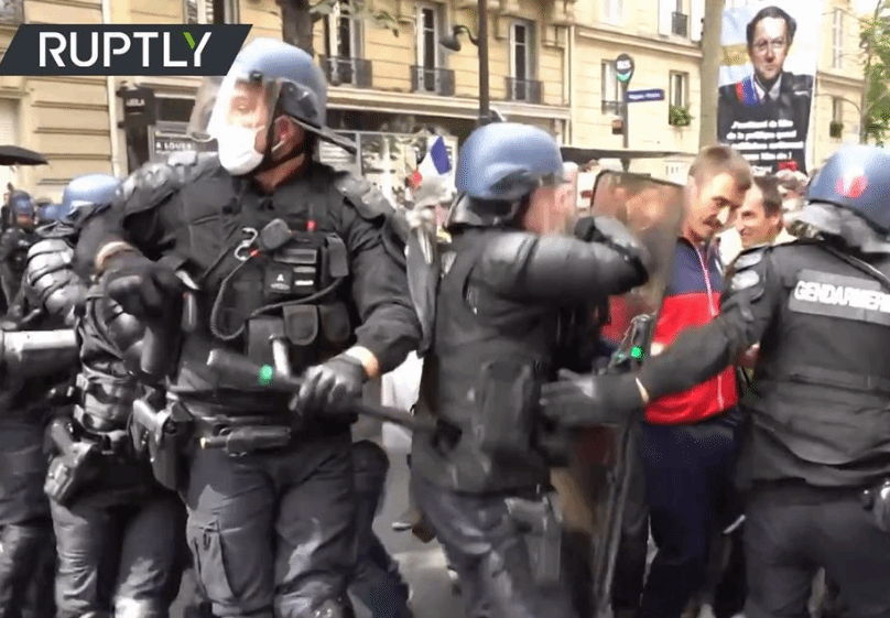 法国12万人上街抗议防疫措施 警方动用催泪瓦斯