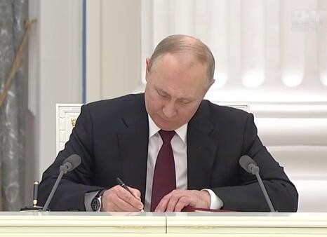 普京签署命令宣布承认乌克兰东部两个“共和国”