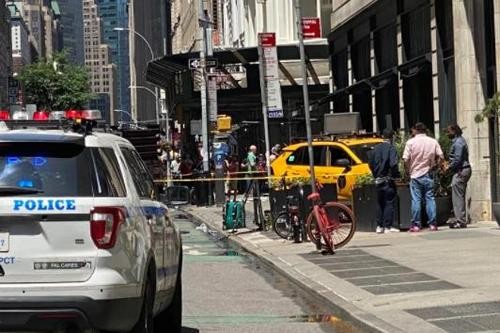 美国纽约市一出租车冲撞路边人群 致4人受伤