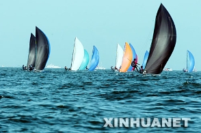 青岛国际帆船赛海域呈现出蓝天碧海的美景[组图]