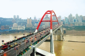 世界第一座公路轻轨两用城市大桥重庆通车(图)