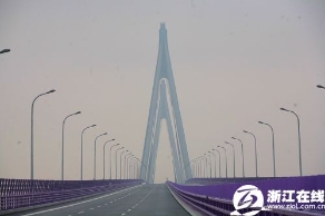 记者首次全程穿越杭州湾跨海大桥 每5公里变色