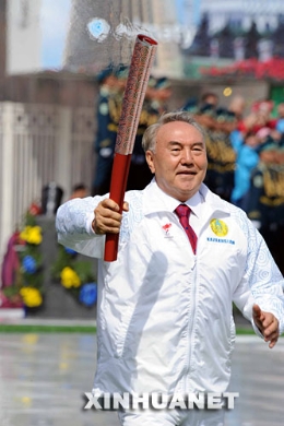哈萨克斯坦总统传递北京奥运火炬[组图]