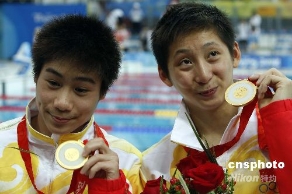 中国“月亮组合”摘下男子10米双人跳台金牌