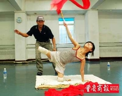 地震断腿美女舞蹈教师将为家乡筹款义演 [组图]