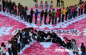 广州举行女士“人肉多米诺”活动庆祝妇女节 [图]