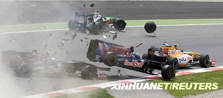 F1西班牙大奖赛 赛车发生碰撞瞬间 [组图]
