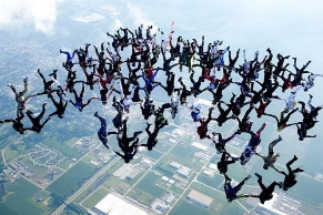 美国108人高空跳伞欲创世界纪录 [组图]