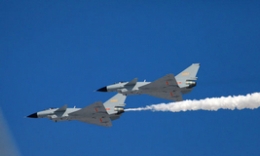 空军成立60周年纪念日 首场飞行表演训练