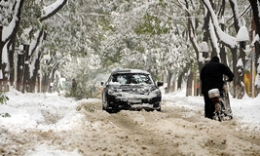 石家庄遭遇54年来最强暴雪 市民出行受影响