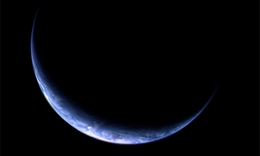 欧洲彗星探测器捕捉到地球月牙形状最新照片