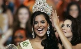 巴西姑娘在2009年度“地球小姐”大赛中夺冠