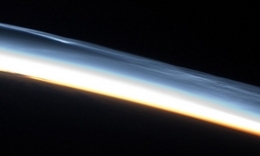 空间站宇航员拍到南半球夜光云震撼照片