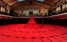巨型红裙子亮相伦敦 裙摆直径达20米