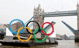 奥运五环巡游泰晤士河 庆祝伦敦奥运会倒计时150天