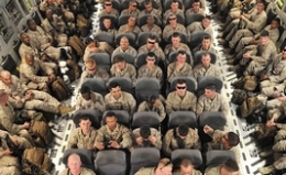 美军赴阿富汗运兵飞机舱犹如科幻片 士兵谈笑自如